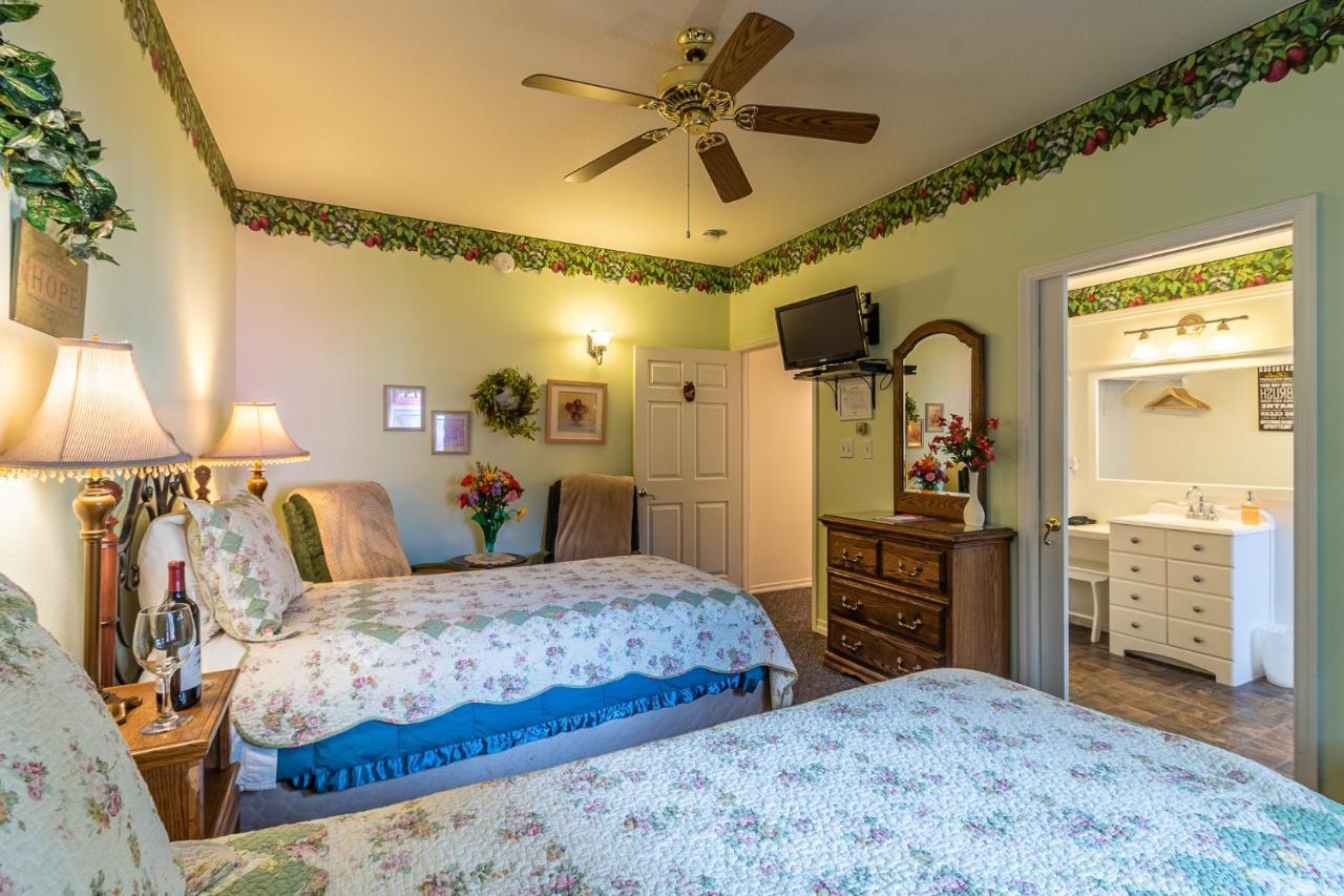 Apples Bed And Breakfast Inn Биг Бэар Лейк Экстерьер фото